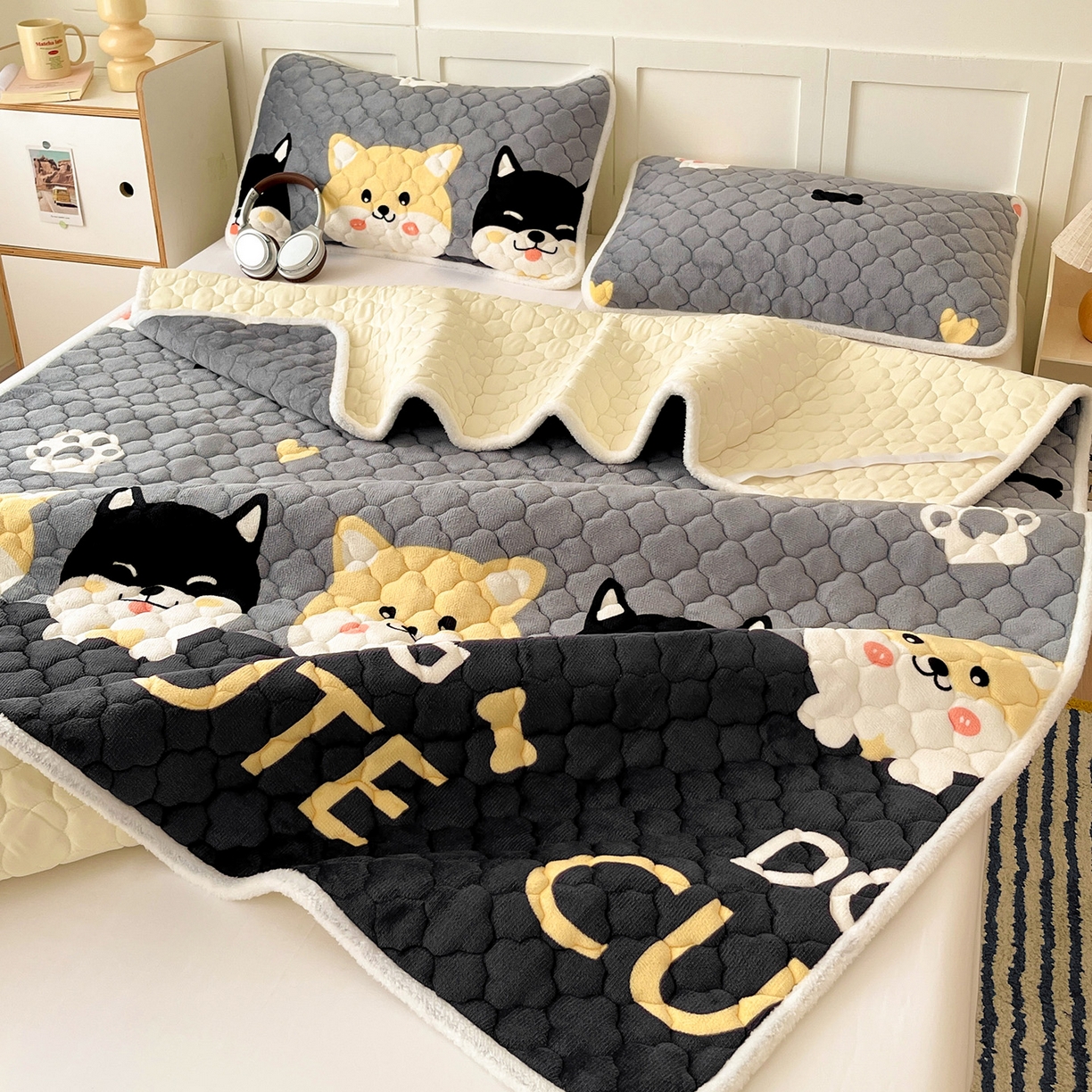 91家纺网 家纺一手货源 找家纺 富馨莱 2025新款牛奶绒夹棉床垫床盖支持一件定制 小柯基