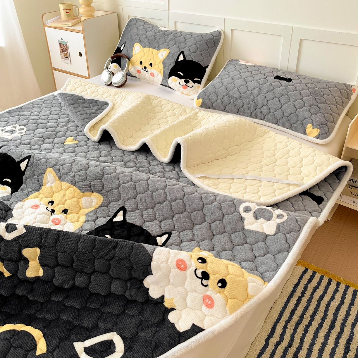 91家纺网 家纺一手货源 找家纺 富馨莱 2025新款牛奶绒夹棉床垫床盖支持一件定制 小柯基