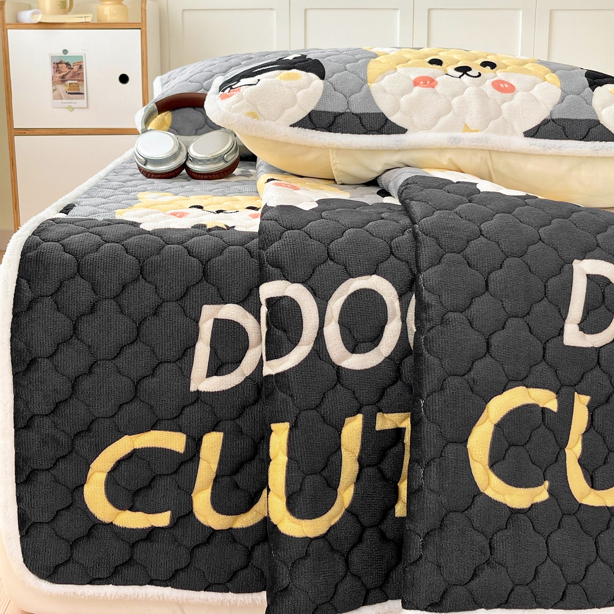 91家纺网 家纺一手货源 找家纺 富馨莱 2025新款牛奶绒夹棉床垫床盖支持一件定制 小柯基