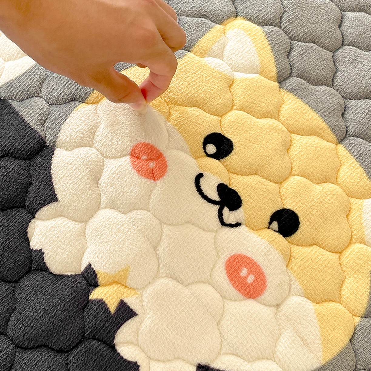 91家纺网 家纺一手货源 找家纺 富馨莱 2025新款牛奶绒夹棉床垫床盖支持一件定制 小柯基