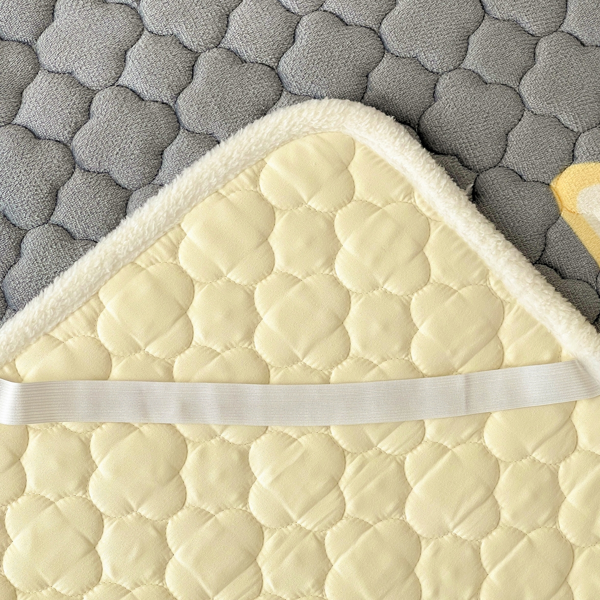 91家纺网 家纺一手货源 找家纺 富馨莱 2025新款牛奶绒夹棉床垫床盖支持一件定制 小柯基