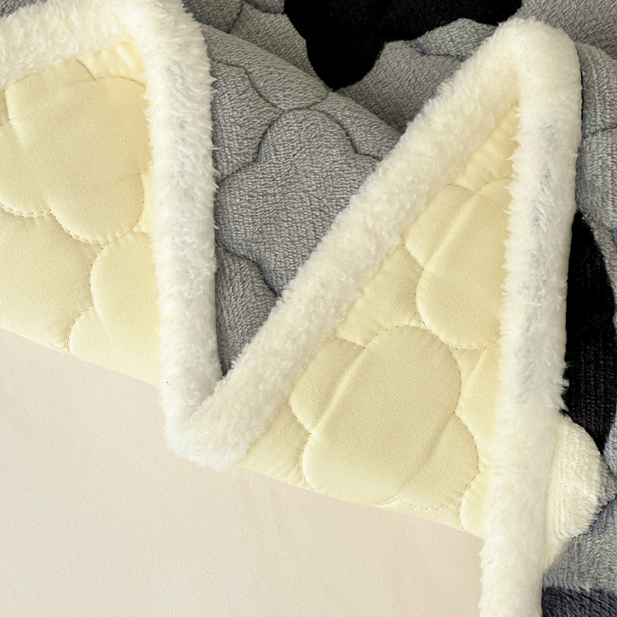 91家纺网 家纺一手货源 找家纺 富馨莱 2025新款牛奶绒夹棉床垫床盖支持一件定制 小柯基