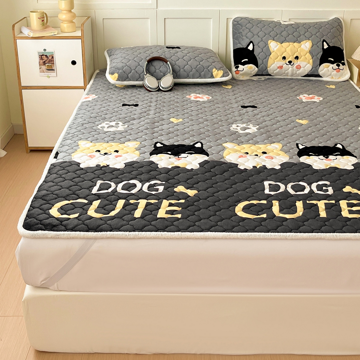 91家纺网 家纺一手货源 找家纺 富馨莱 2025新款牛奶绒夹棉床垫床盖支持一件定制 小柯基