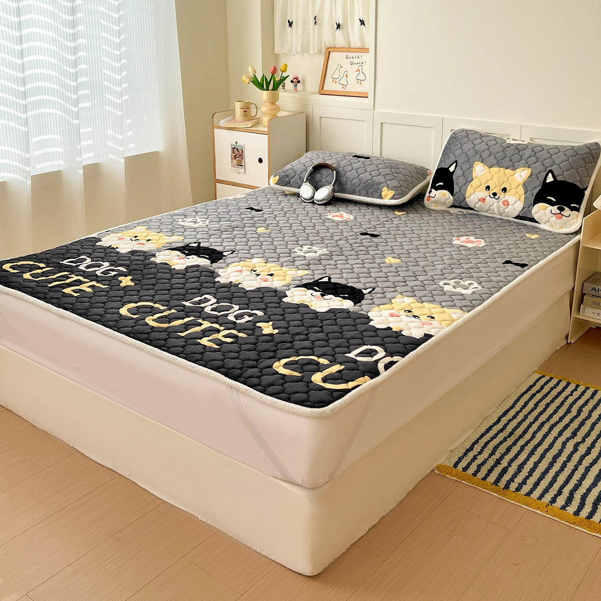 91家纺网 家纺一手货源 找家纺 富馨莱 2025新款牛奶绒夹棉床垫床盖支持一件定制 小柯基