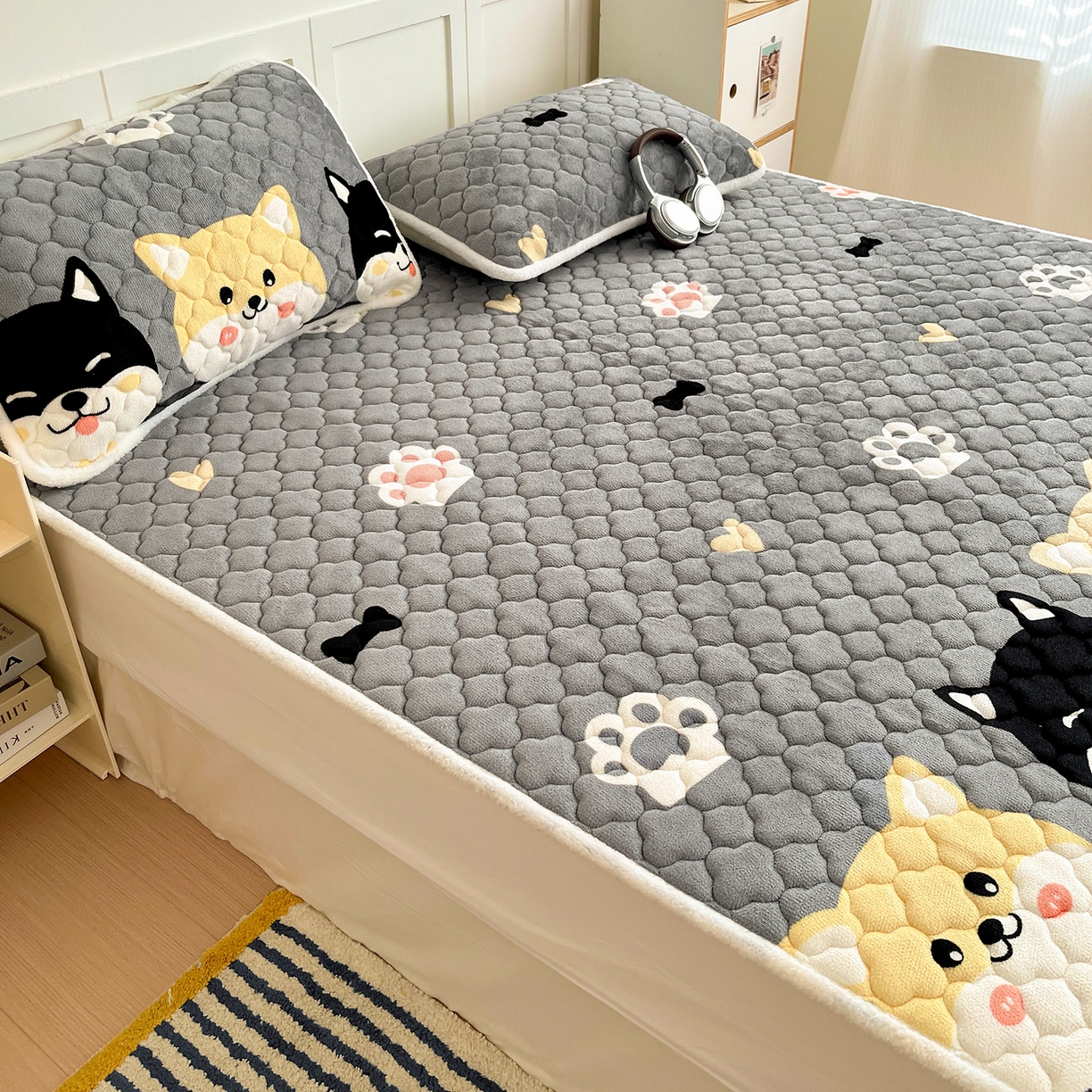 91家纺网 家纺一手货源 找家纺 富馨莱 2025新款牛奶绒夹棉床垫床盖支持一件定制 小柯基