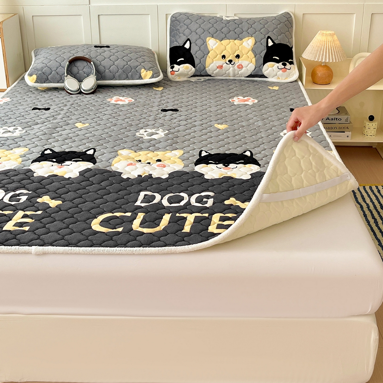 91家纺网 家纺一手货源 找家纺 富馨莱 2025新款牛奶绒夹棉床垫床盖支持一件定制 小柯基