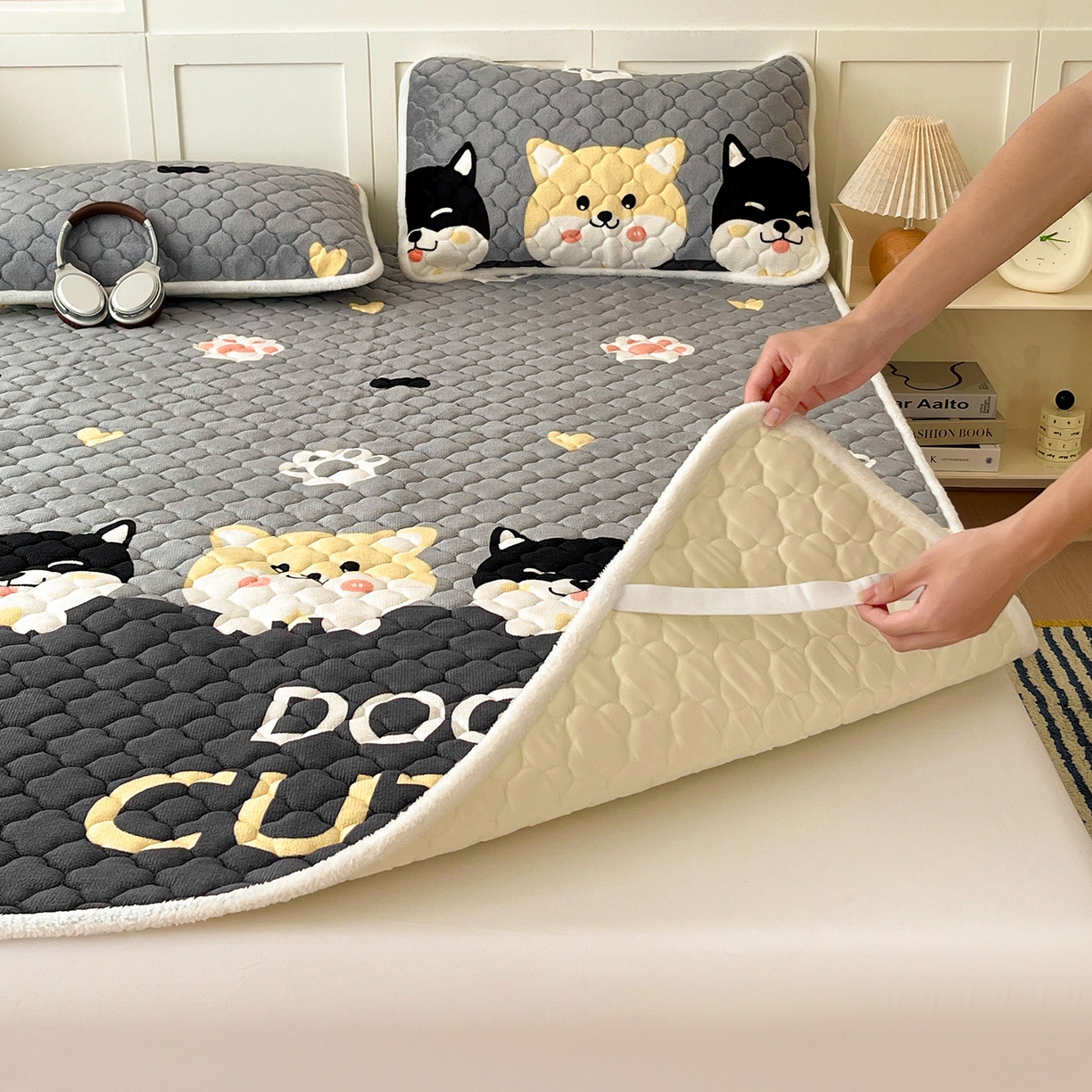 91家纺网 家纺一手货源 找家纺 富馨莱 2025新款牛奶绒夹棉床垫床盖支持一件定制 小柯基