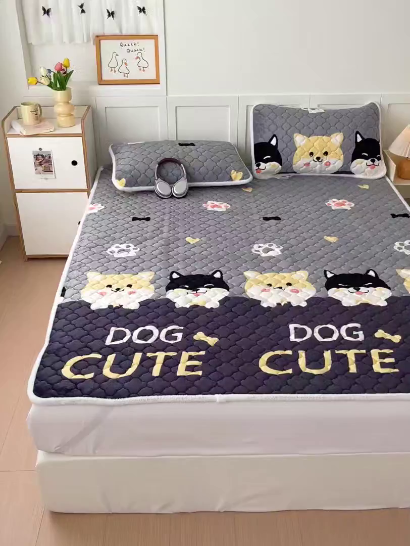 91家纺网 家纺一手货源 找家纺 富馨莱 2025新款牛奶绒夹棉床垫床盖支持一件定制 小柯基