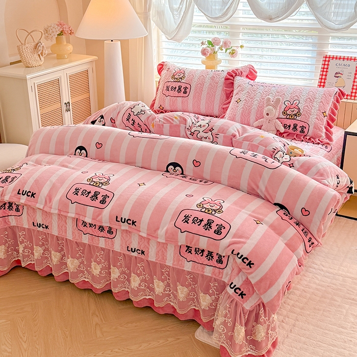 91家纺网 家纺一手货源 找家纺 美达家纺 2025新款卡通牛奶绒印花床盖四件套 时来运转