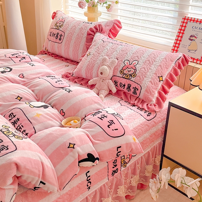 91家纺网 家纺一手货源 找家纺 美达家纺 2025新款卡通牛奶绒印花床盖四件套 时来运转