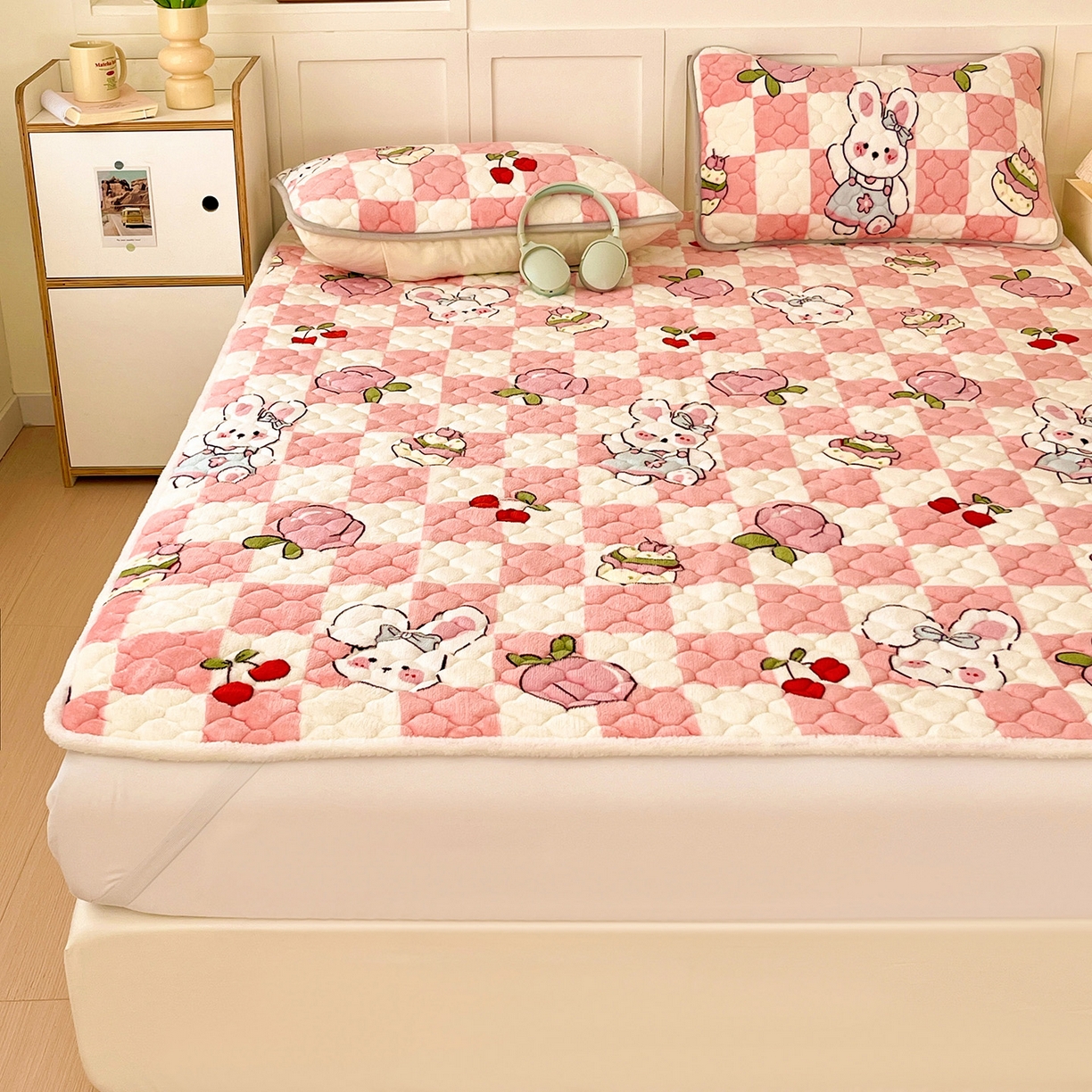 91家纺网 家纺一手货源 找家纺 富馨莱 2025新款牛奶绒夹棉床垫床盖支持一件定制 樱桃兔