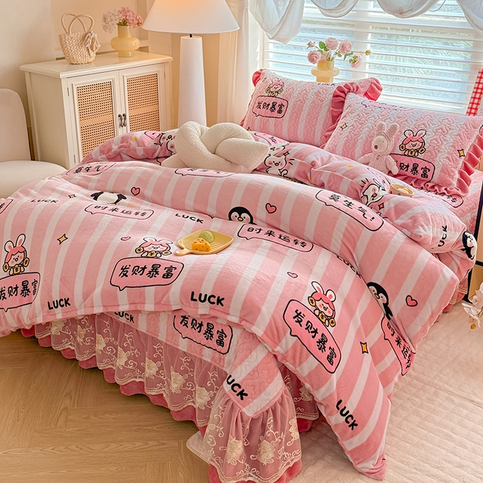 91家纺网 家纺一手货源 找家纺 美达家纺 2025新款卡通牛奶绒印花床盖四件套 时来运转