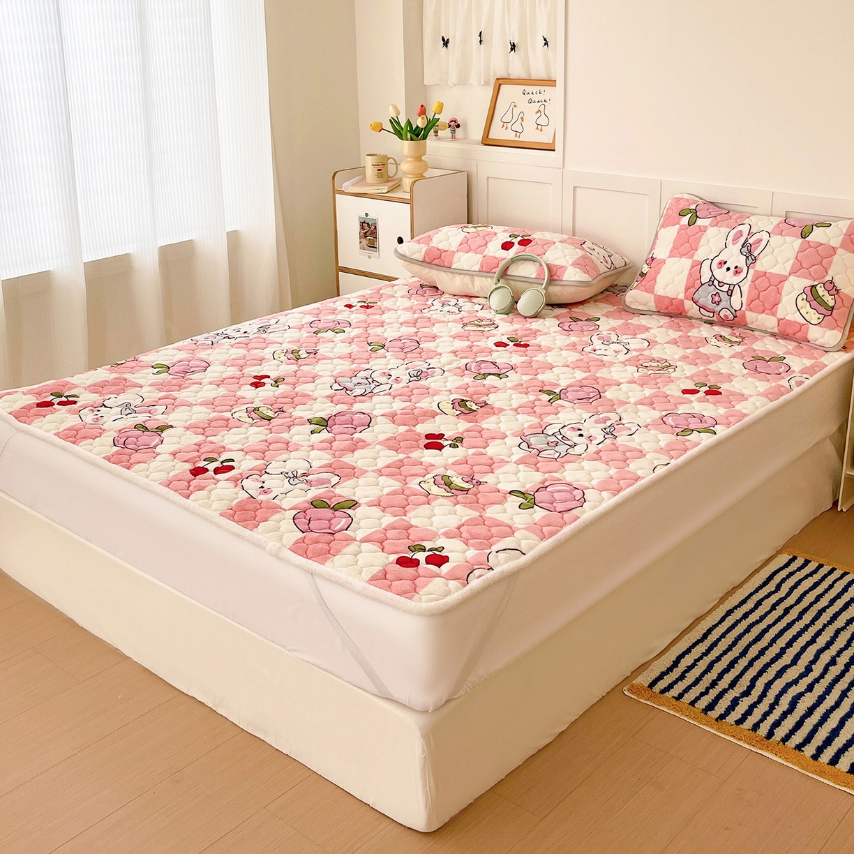 91家纺网 家纺一手货源 找家纺 富馨莱 2025新款牛奶绒夹棉床垫床盖支持一件定制 樱桃兔