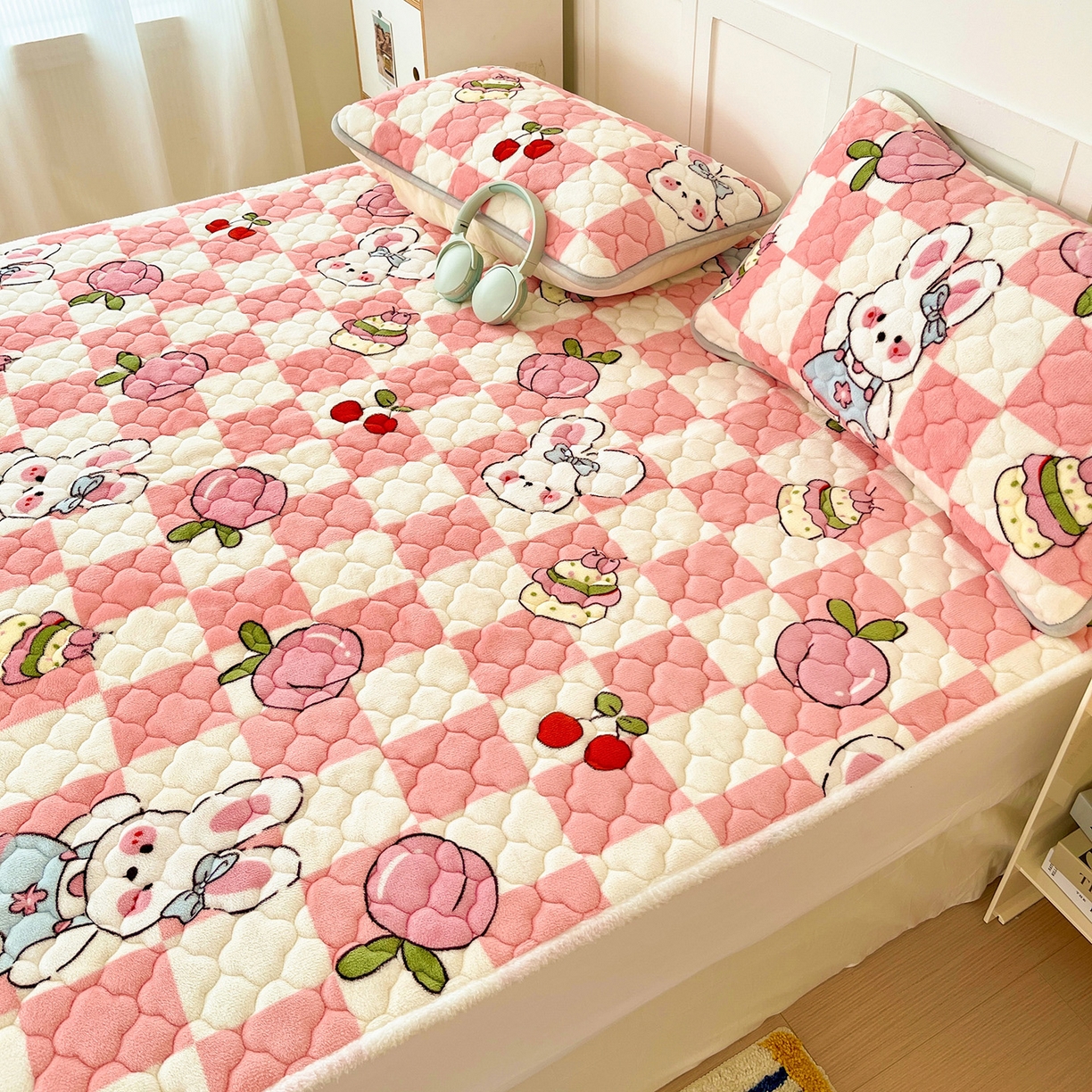 91家纺网 家纺一手货源 找家纺 富馨莱 2025新款牛奶绒夹棉床垫床盖支持一件定制 樱桃兔