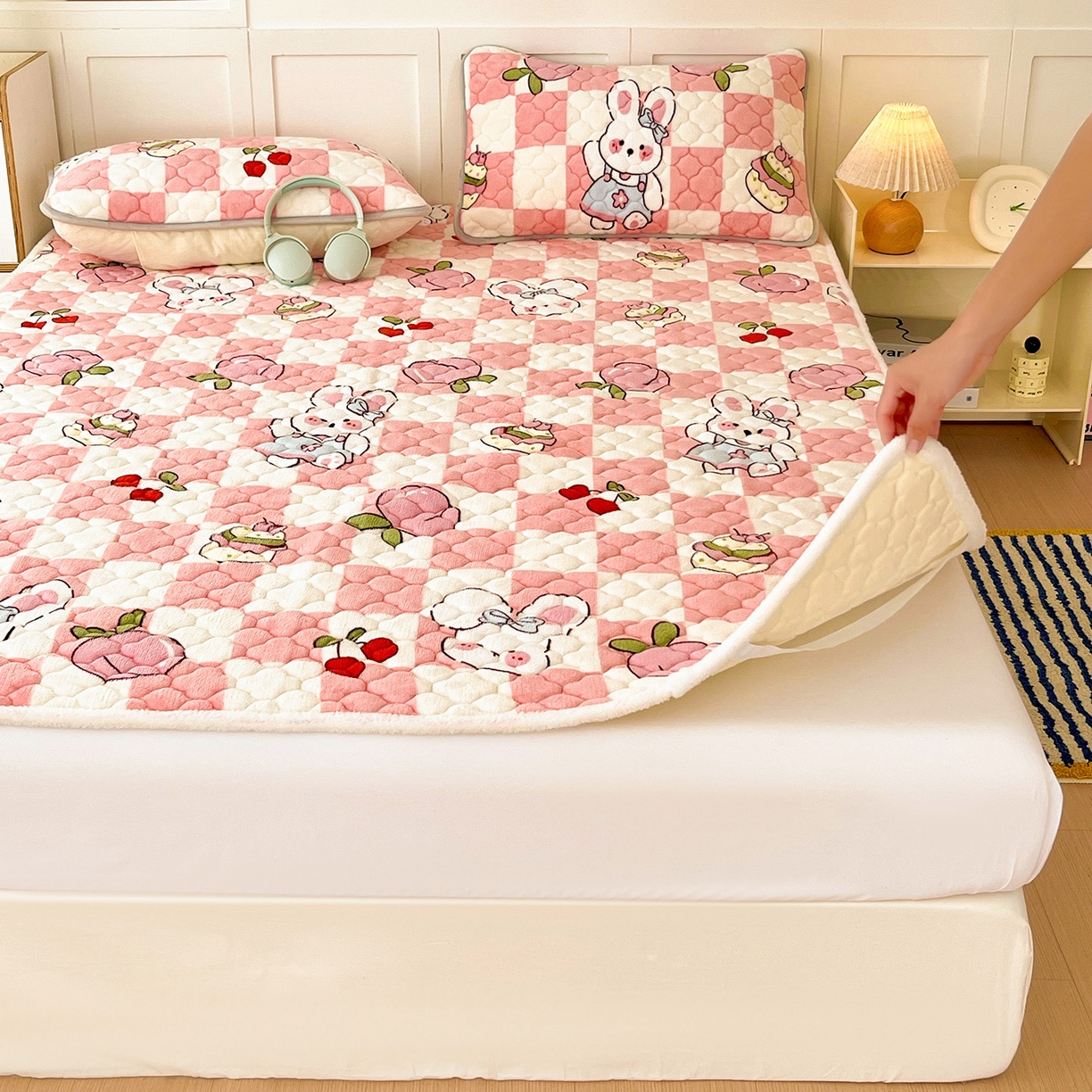 91家纺网 家纺一手货源 找家纺 富馨莱 2025新款牛奶绒夹棉床垫床盖支持一件定制 樱桃兔