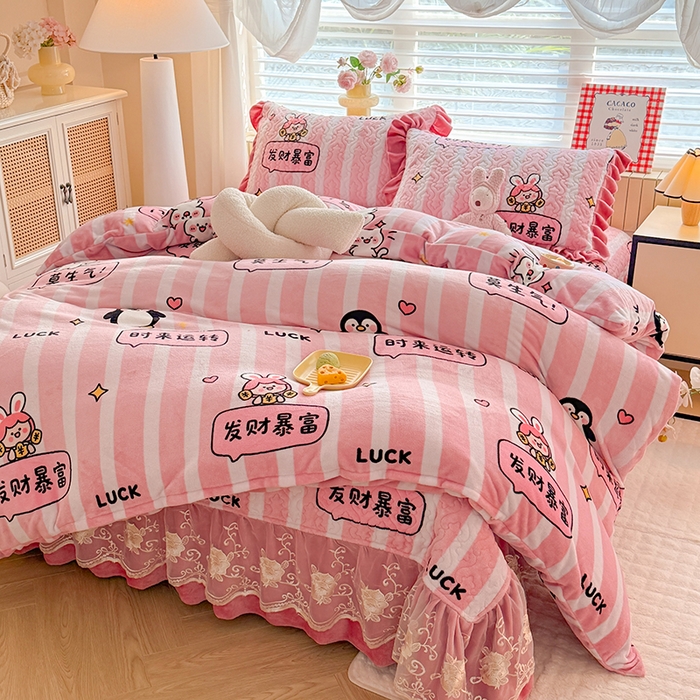91家纺网 家纺一手货源 找家纺 美达家纺 2025新款卡通牛奶绒印花床盖四件套 时来运转