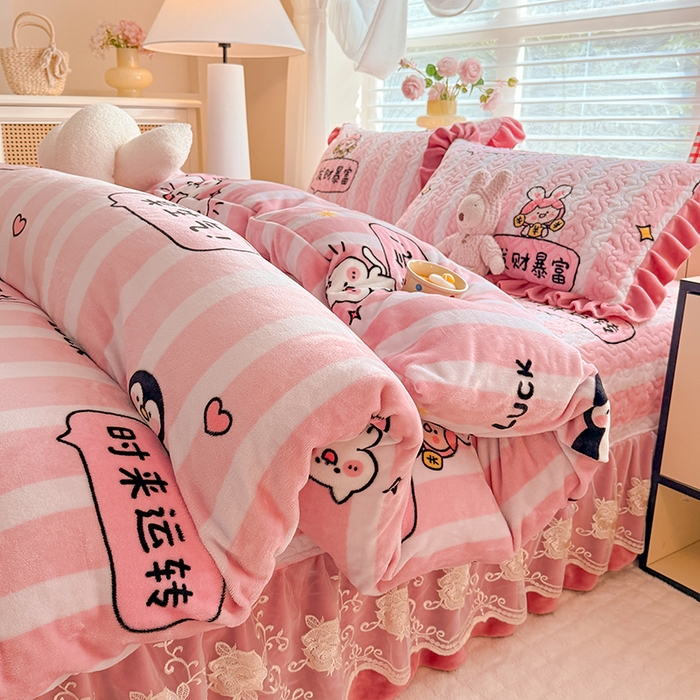 91家纺网 家纺一手货源 找家纺 美达家纺 2025新款卡通牛奶绒印花床盖四件套 时来运转