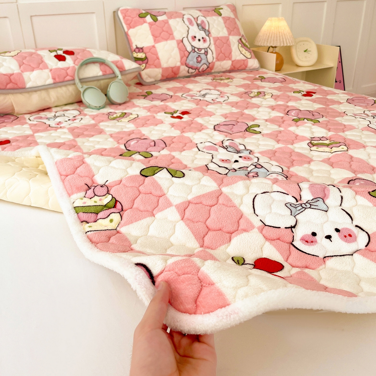 91家纺网 家纺一手货源 找家纺 富馨莱 2025新款牛奶绒夹棉床垫床盖支持一件定制 樱桃兔