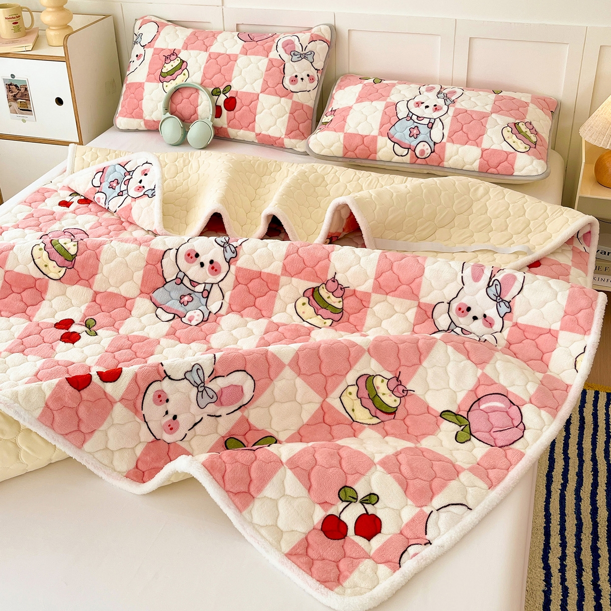 91家纺网 家纺一手货源 找家纺 富馨莱 2025新款牛奶绒夹棉床垫床盖支持一件定制 樱桃兔