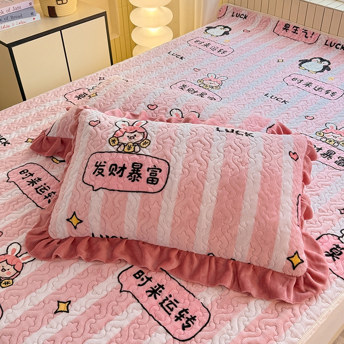 91家纺网 家纺一手货源 找家纺 美达家纺 2025新款卡通牛奶绒印花床盖四件套 时来运转