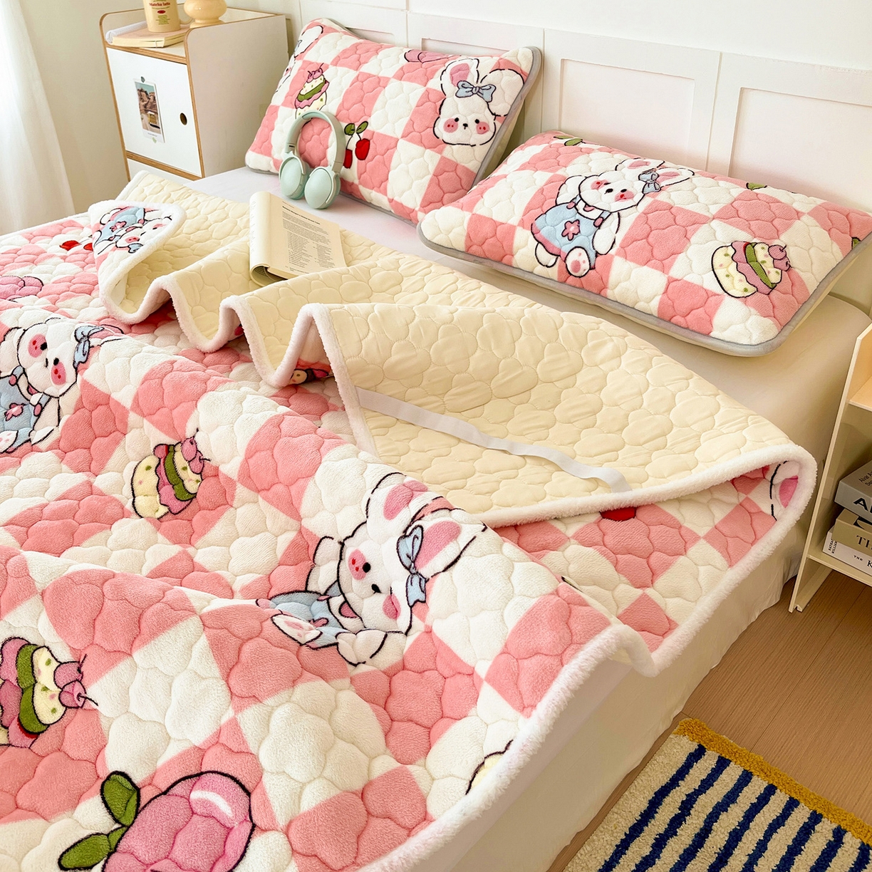 91家纺网 家纺一手货源 找家纺 富馨莱 2025新款牛奶绒夹棉床垫床盖支持一件定制 樱桃兔