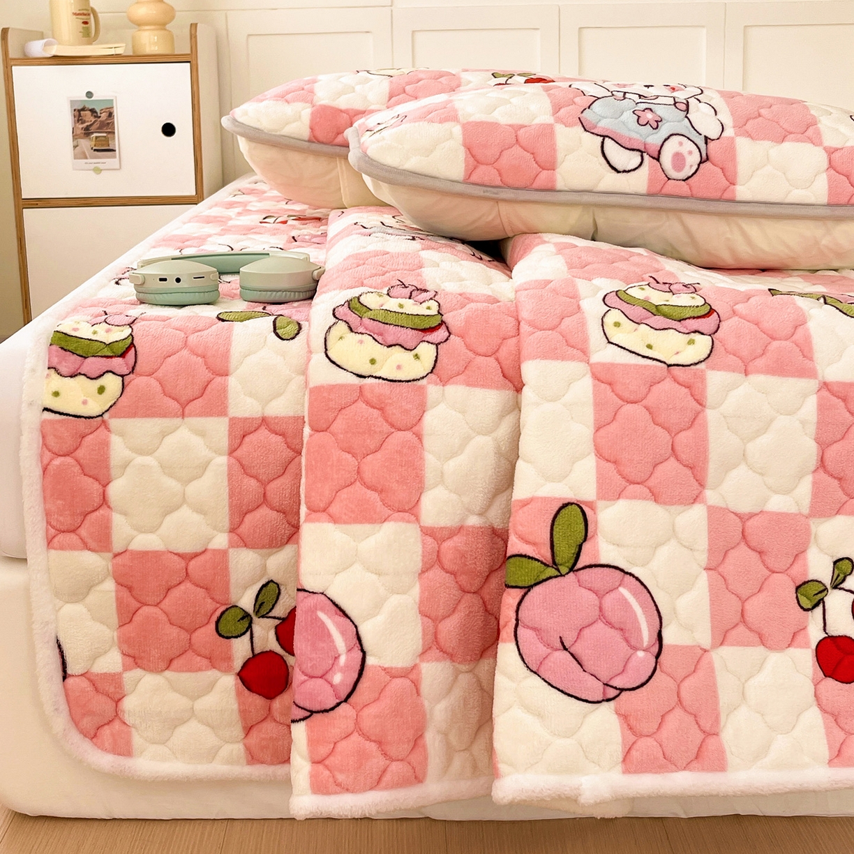 91家纺网 家纺一手货源 找家纺 富馨莱 2025新款牛奶绒夹棉床垫床盖支持一件定制 樱桃兔