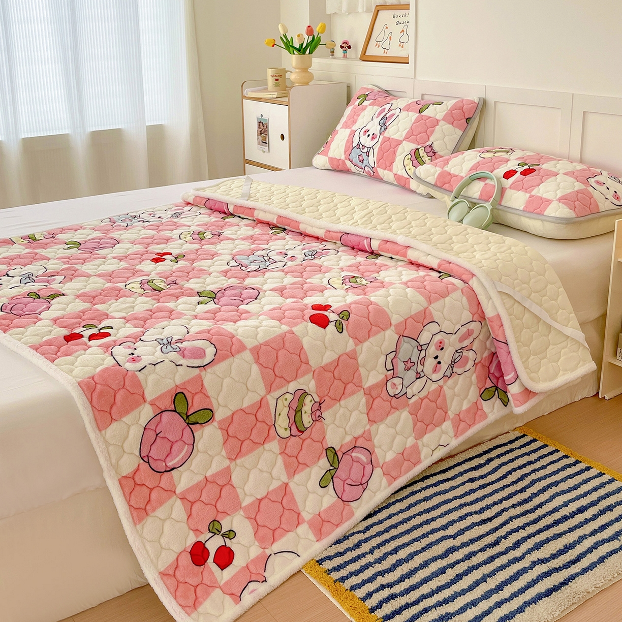 91家纺网 家纺一手货源 找家纺 富馨莱 2025新款牛奶绒夹棉床垫床盖支持一件定制 樱桃兔