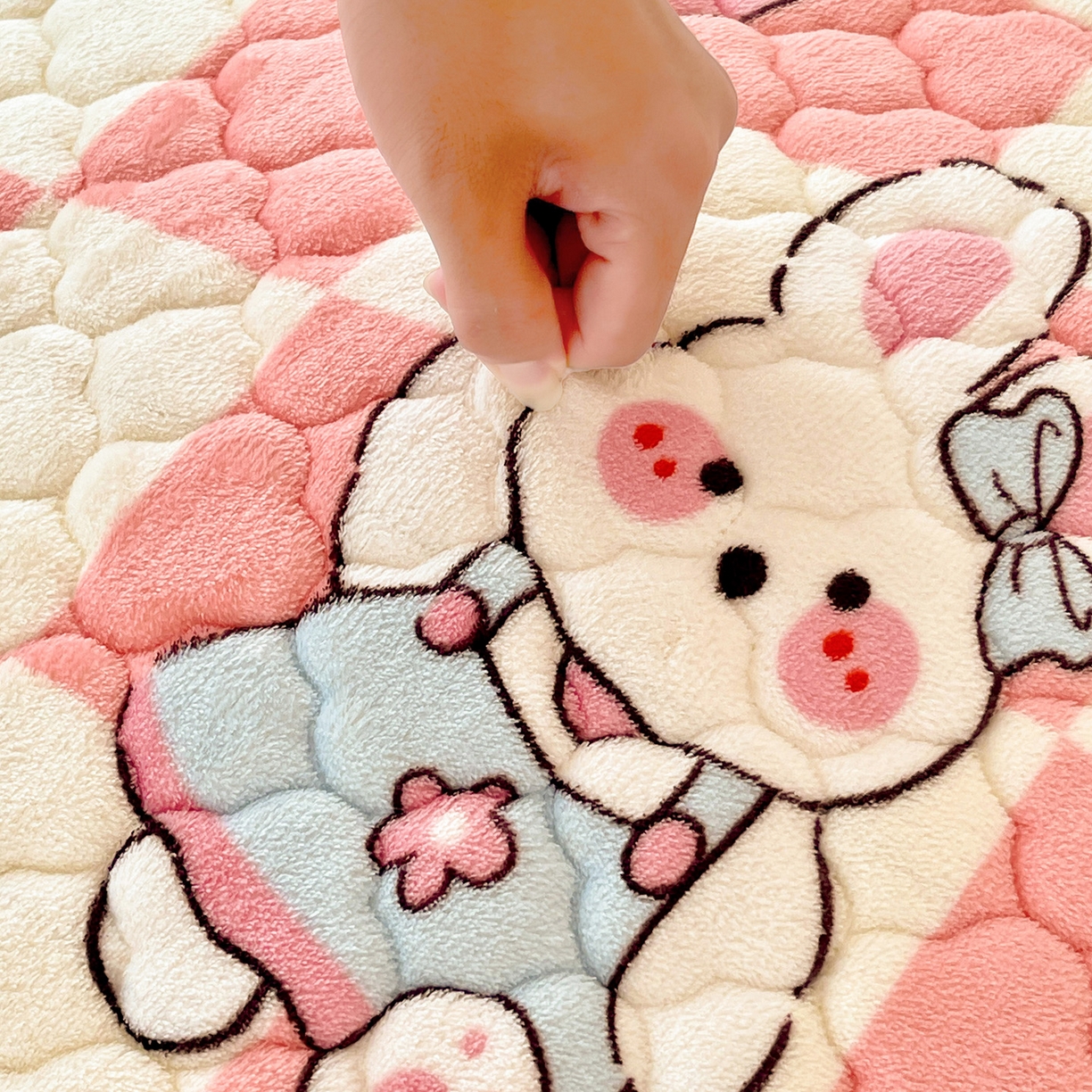 91家纺网 家纺一手货源 找家纺 富馨莱 2025新款牛奶绒夹棉床垫床盖支持一件定制 樱桃兔