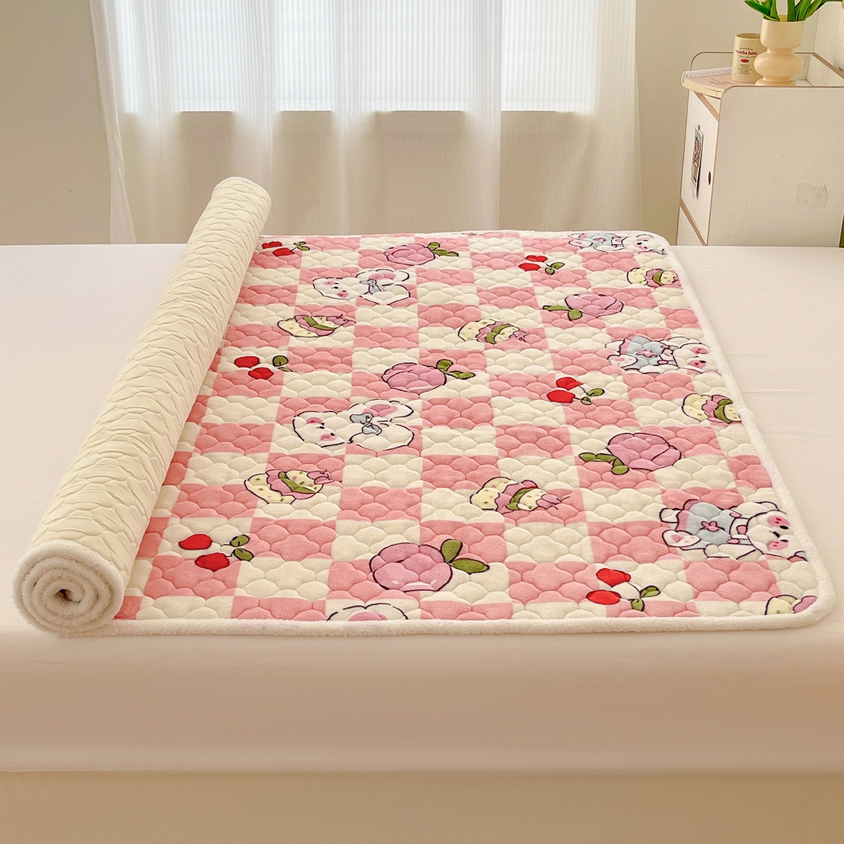 91家纺网 家纺一手货源 找家纺 富馨莱 2025新款牛奶绒夹棉床垫床盖支持一件定制 樱桃兔