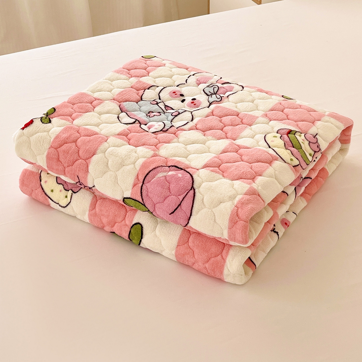 91家纺网 家纺一手货源 找家纺 富馨莱 2025新款牛奶绒夹棉床垫床盖支持一件定制 樱桃兔