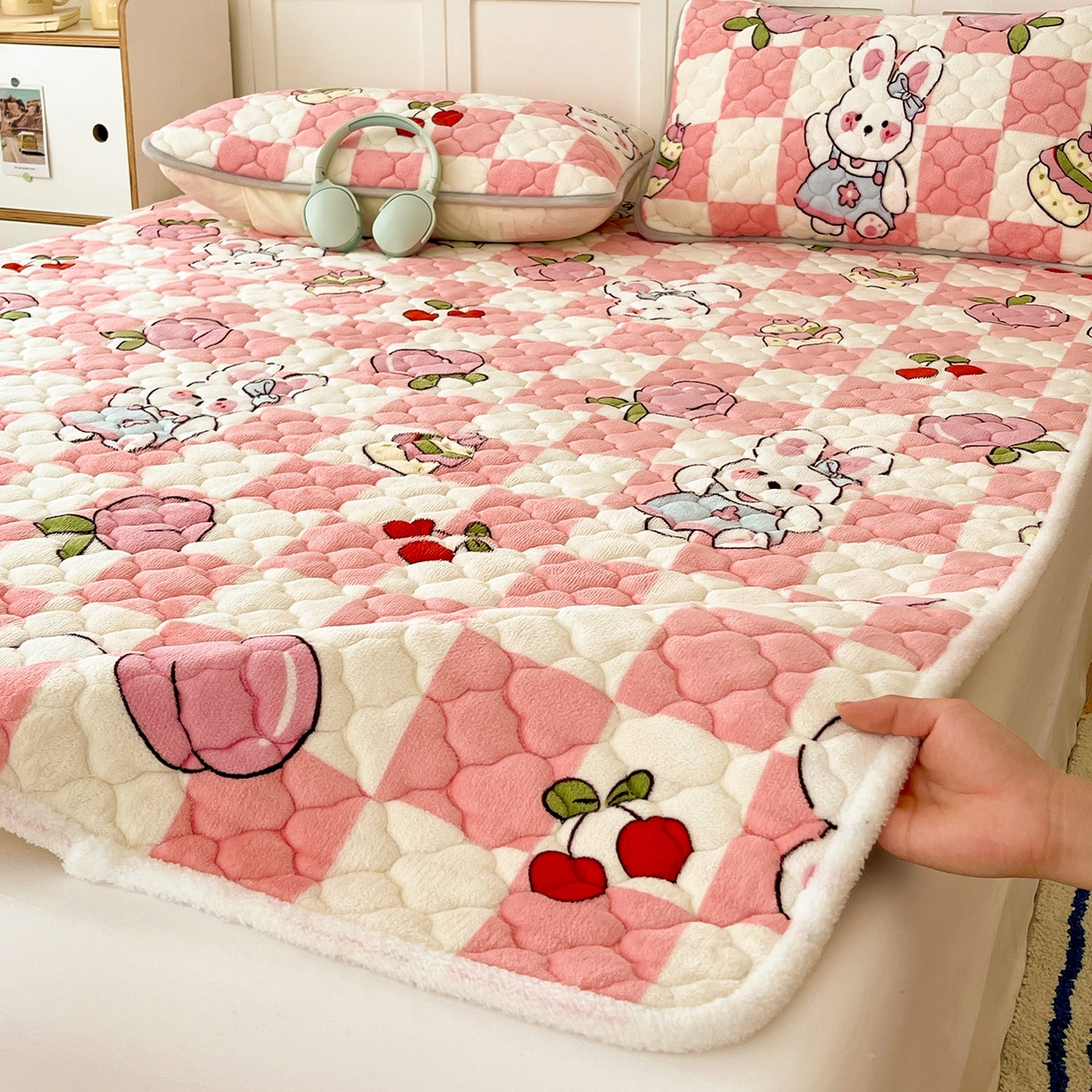 91家纺网 家纺一手货源 找家纺 富馨莱 2025新款牛奶绒夹棉床垫床盖支持一件定制 樱桃兔