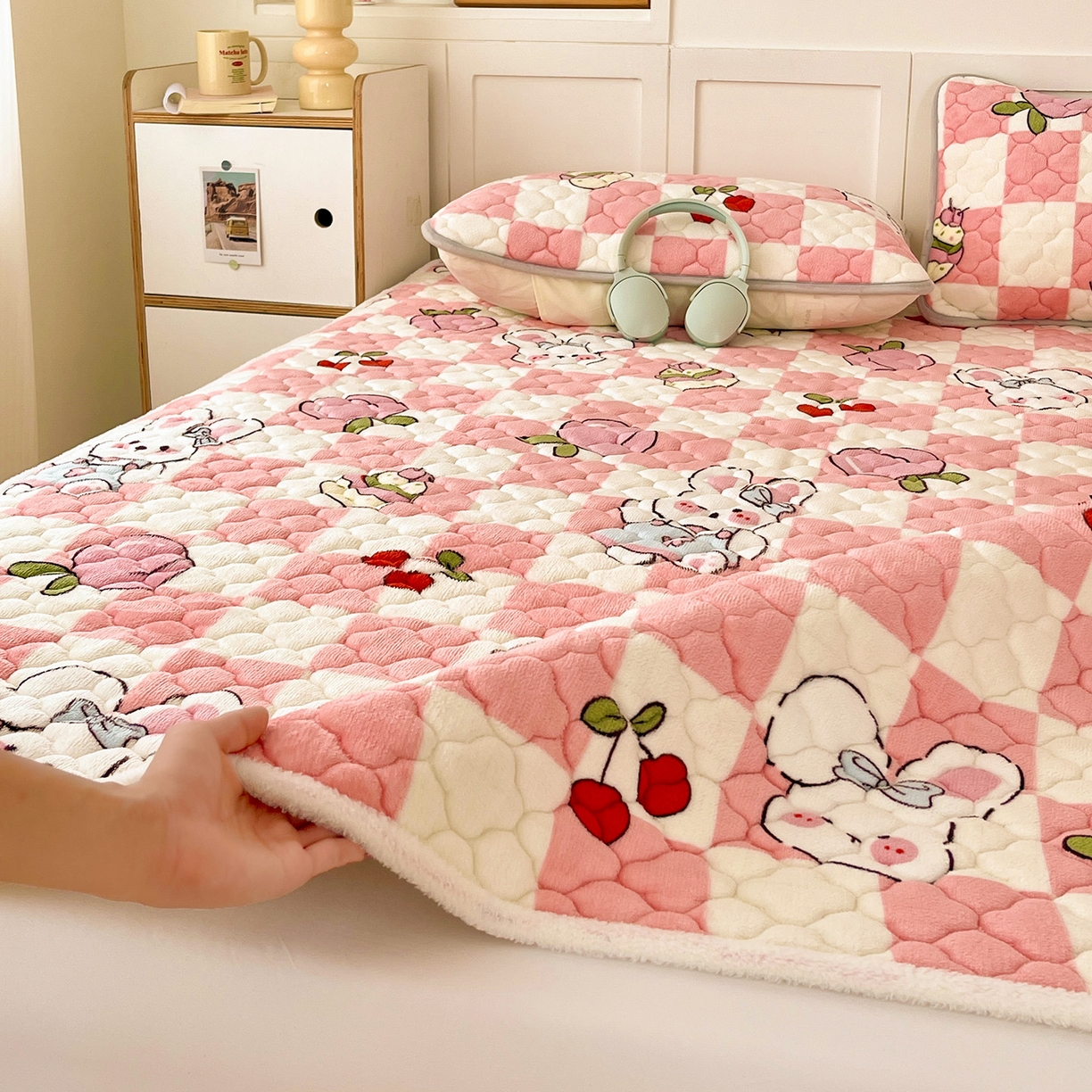 91家纺网 家纺一手货源 找家纺 富馨莱 2025新款牛奶绒夹棉床垫床盖支持一件定制 樱桃兔