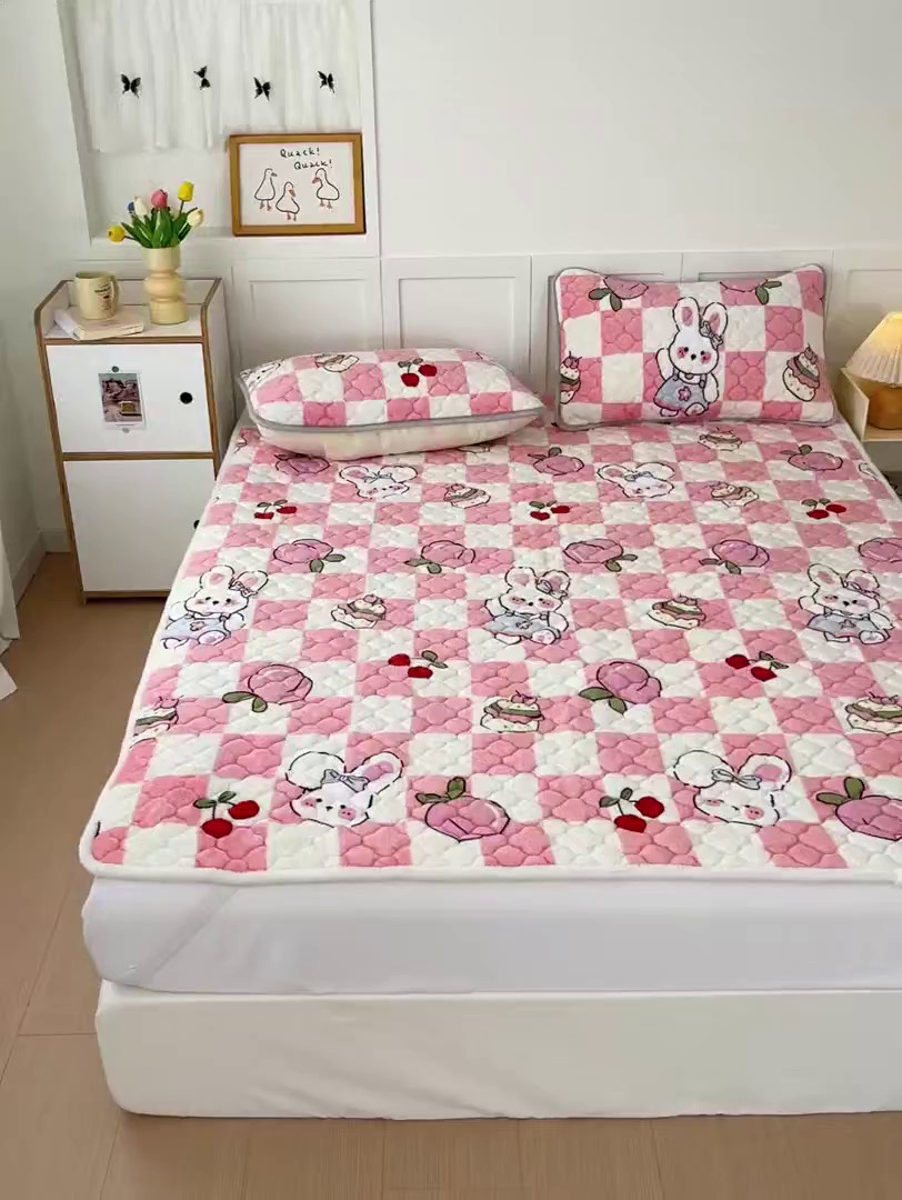 91家纺网 家纺一手货源 找家纺 富馨莱 2025新款牛奶绒夹棉床垫床盖支持一件定制 樱桃兔