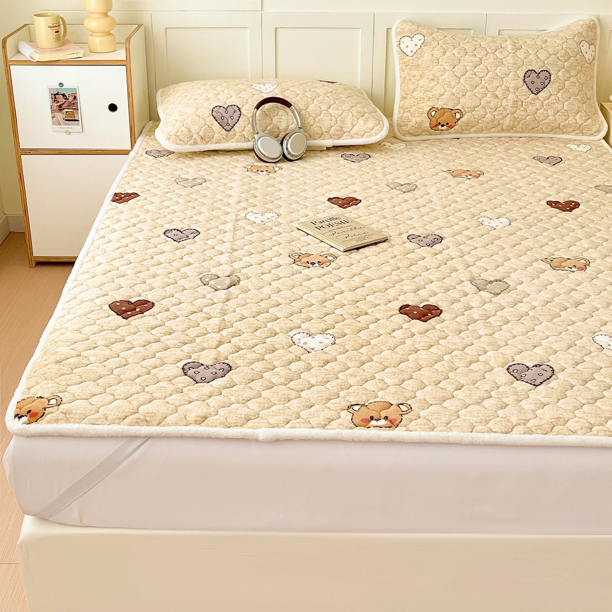 91家纺网 家纺一手货源 找家纺 富馨莱 2025新款牛奶绒夹棉床垫床盖支持一件定制 脏脏熊