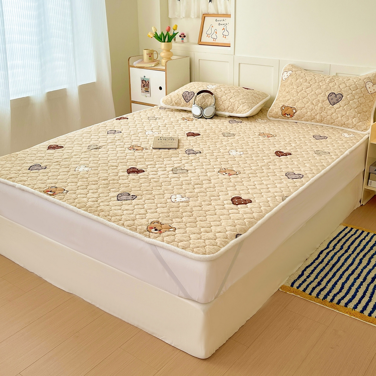 91家纺网 家纺一手货源 找家纺 富馨莱 2025新款牛奶绒夹棉床垫床盖支持一件定制 脏脏熊