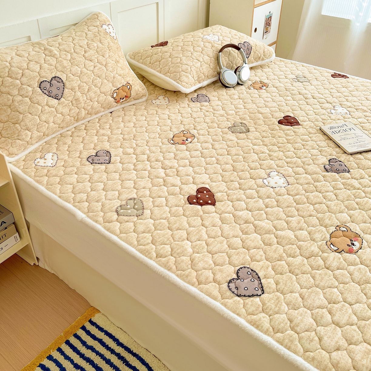 91家纺网 家纺一手货源 找家纺 富馨莱 2025新款牛奶绒夹棉床垫床盖支持一件定制 脏脏熊