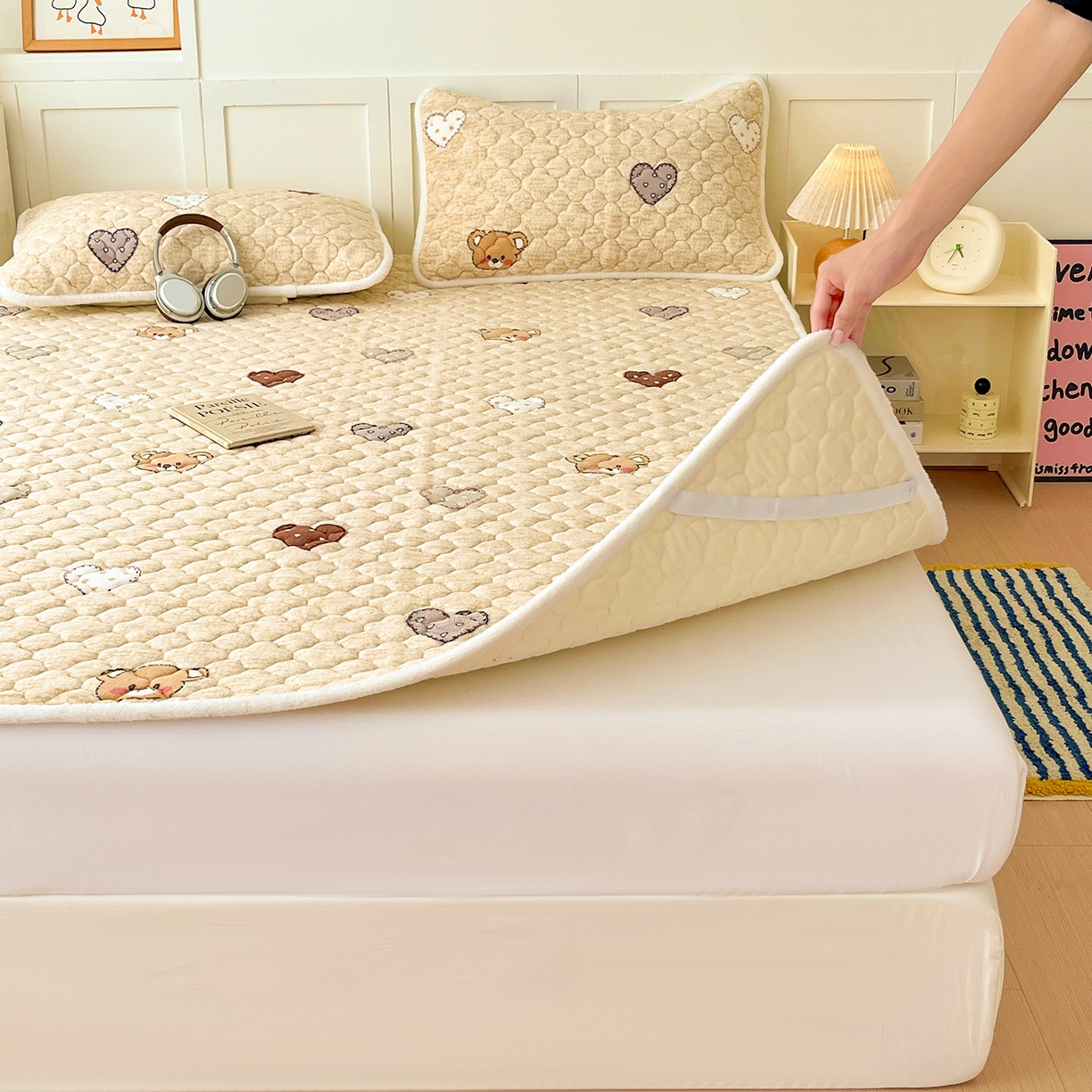 91家纺网 家纺一手货源 找家纺 富馨莱 2025新款牛奶绒夹棉床垫床盖支持一件定制 脏脏熊