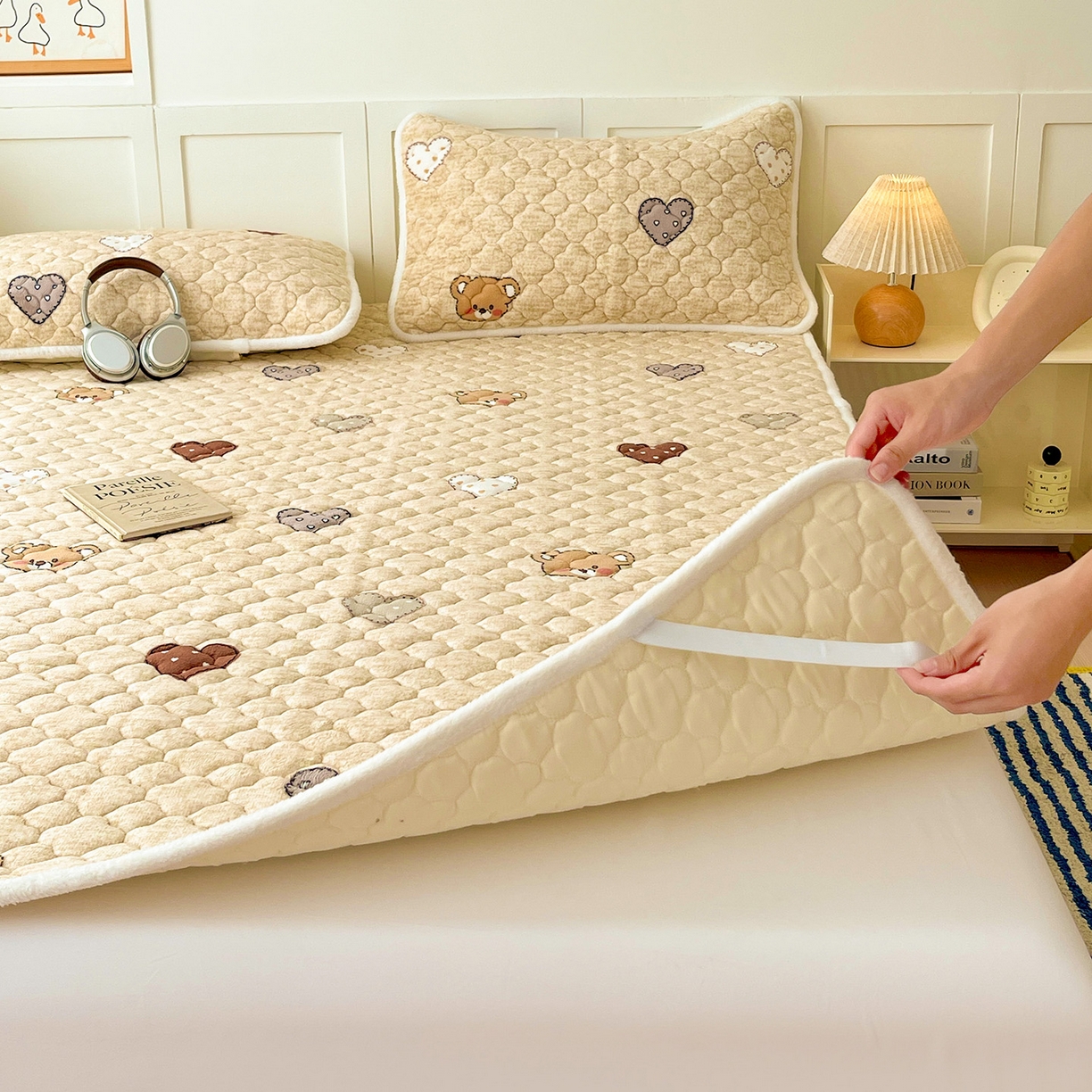 91家纺网 家纺一手货源 找家纺 富馨莱 2025新款牛奶绒夹棉床垫床盖支持一件定制 脏脏熊