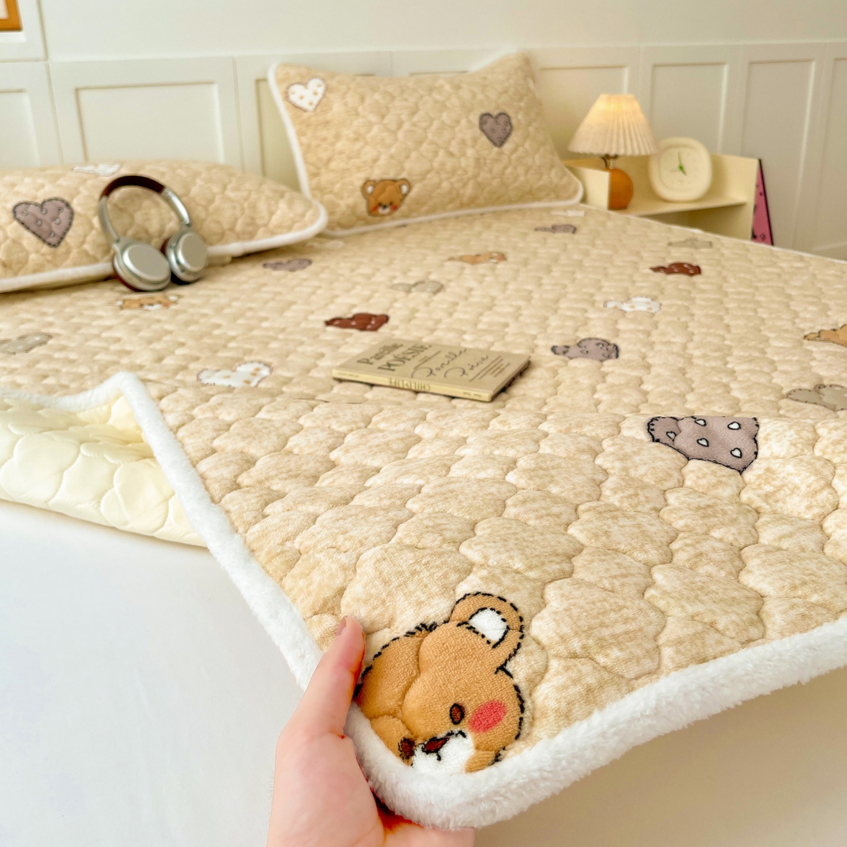 91家纺网 家纺一手货源 找家纺 富馨莱 2025新款牛奶绒夹棉床垫床盖支持一件定制 脏脏熊