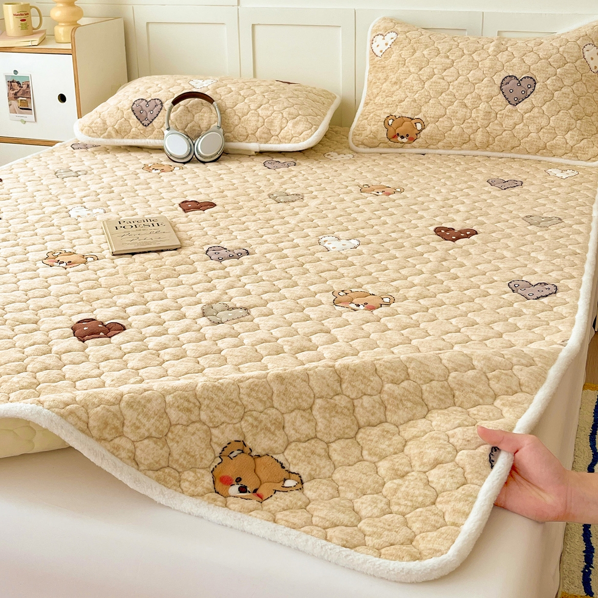 91家纺网 家纺一手货源 找家纺 富馨莱 2025新款牛奶绒夹棉床垫床盖支持一件定制 脏脏熊