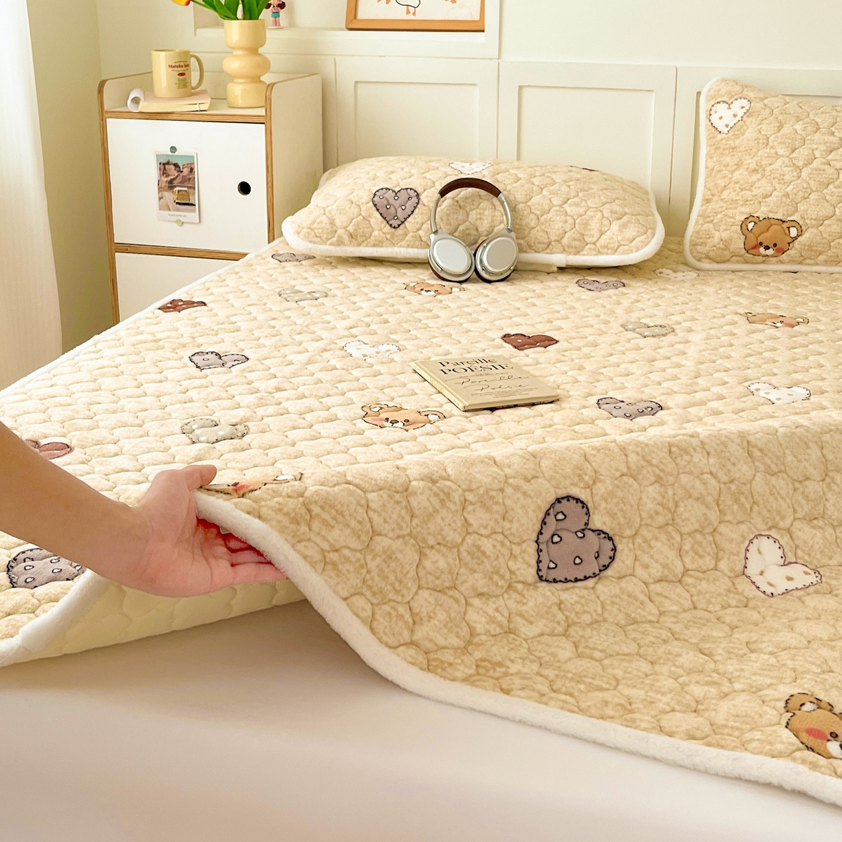 91家纺网 家纺一手货源 找家纺 富馨莱 2025新款牛奶绒夹棉床垫床盖支持一件定制 脏脏熊