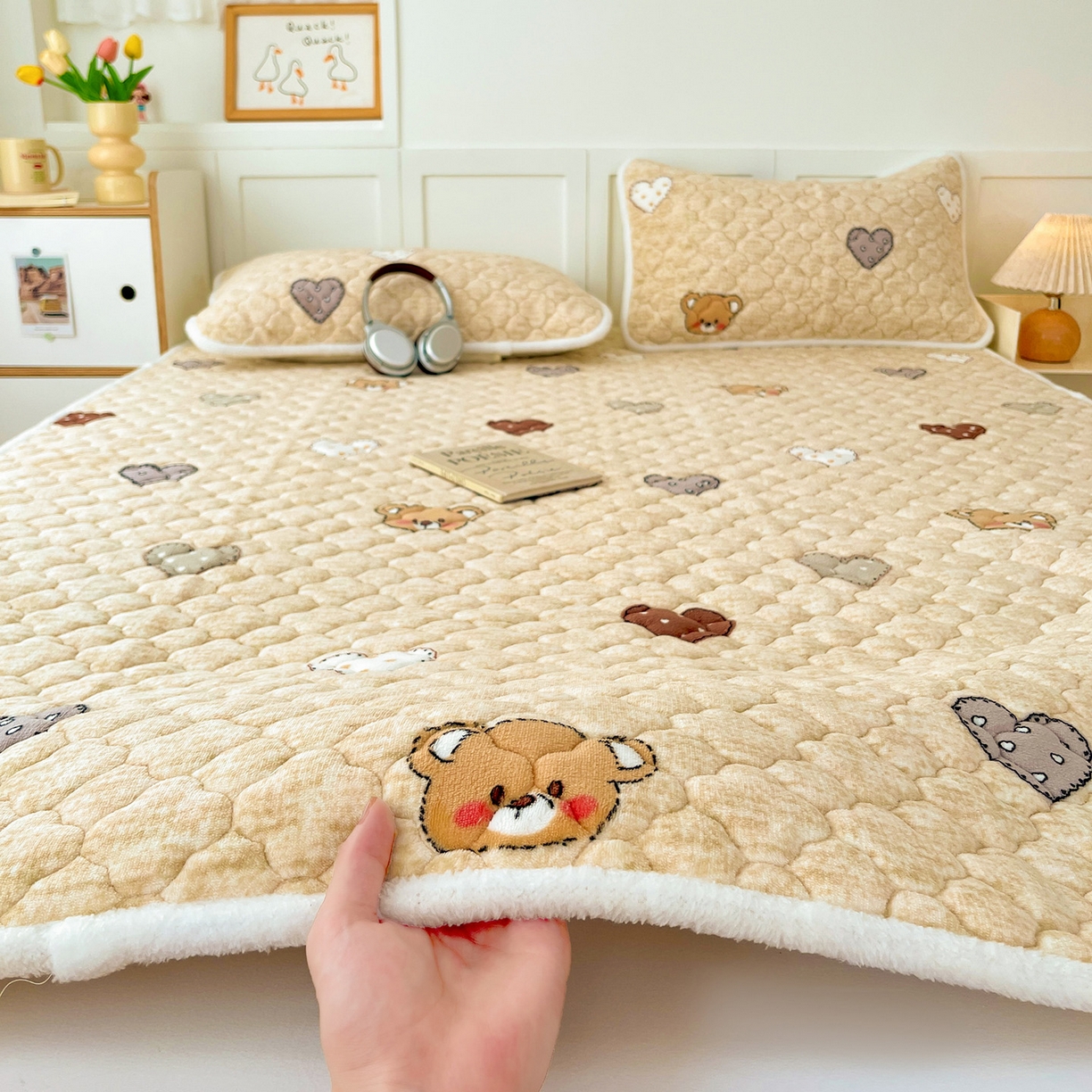 91家纺网 家纺一手货源 找家纺 富馨莱 2025新款牛奶绒夹棉床垫床盖支持一件定制 脏脏熊