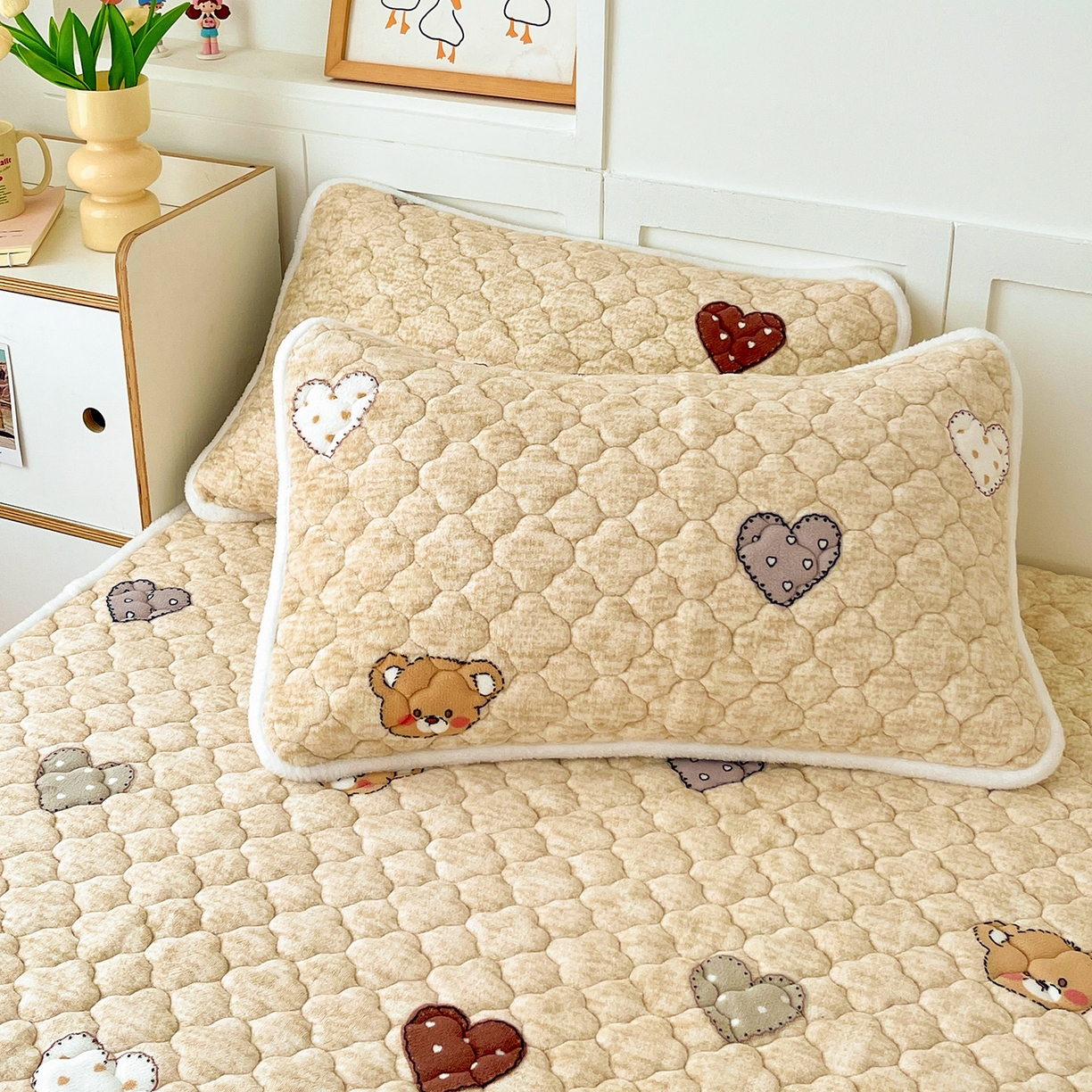 91家纺网 家纺一手货源 找家纺 富馨莱 2025新款牛奶绒夹棉床垫床盖支持一件定制 脏脏熊