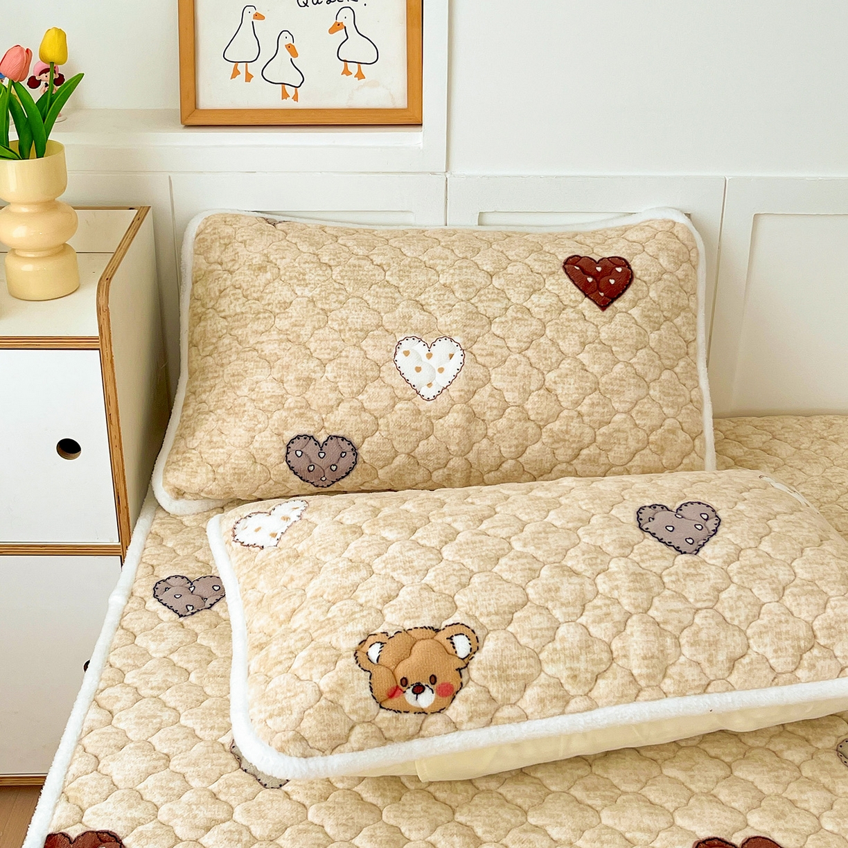 91家纺网 家纺一手货源 找家纺 富馨莱 2025新款牛奶绒夹棉床垫床盖支持一件定制 脏脏熊