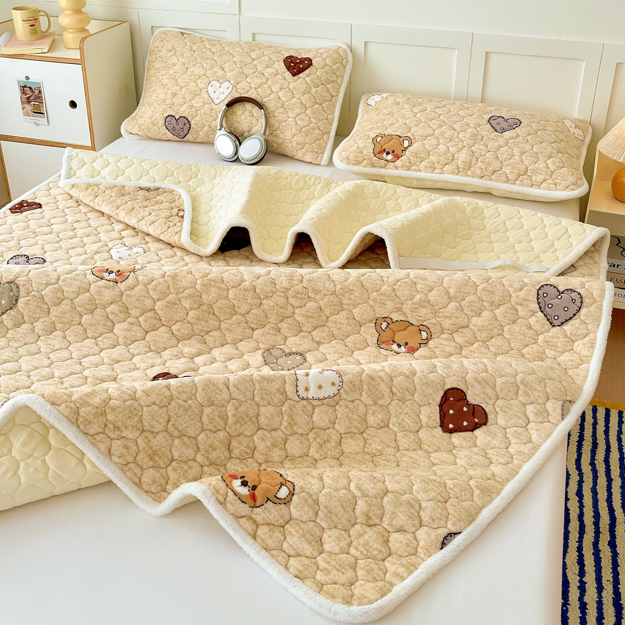 91家纺网 家纺一手货源 找家纺 富馨莱 2025新款牛奶绒夹棉床垫床盖支持一件定制 脏脏熊