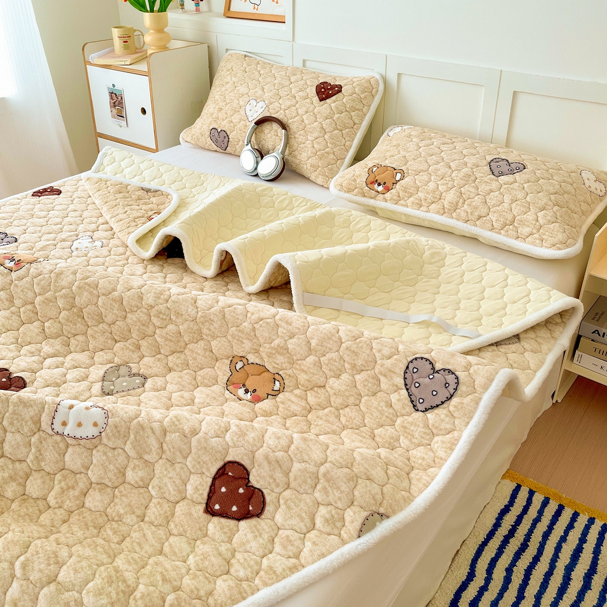 91家纺网 家纺一手货源 找家纺 富馨莱 2025新款牛奶绒夹棉床垫床盖支持一件定制 脏脏熊