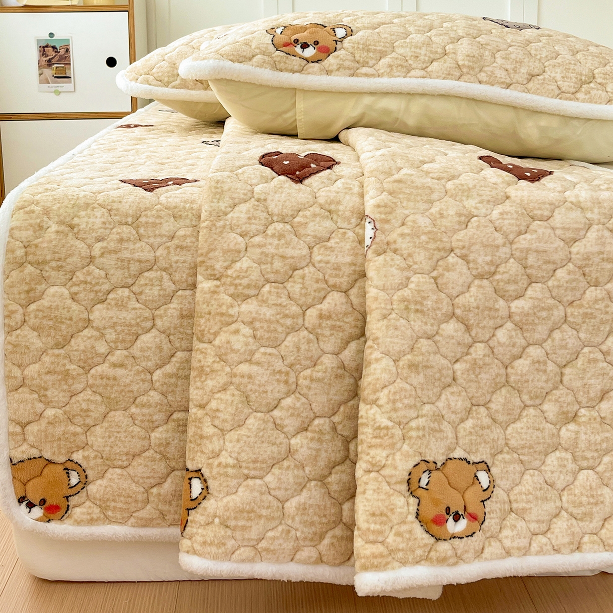 91家纺网 家纺一手货源 找家纺 富馨莱 2025新款牛奶绒夹棉床垫床盖支持一件定制 脏脏熊