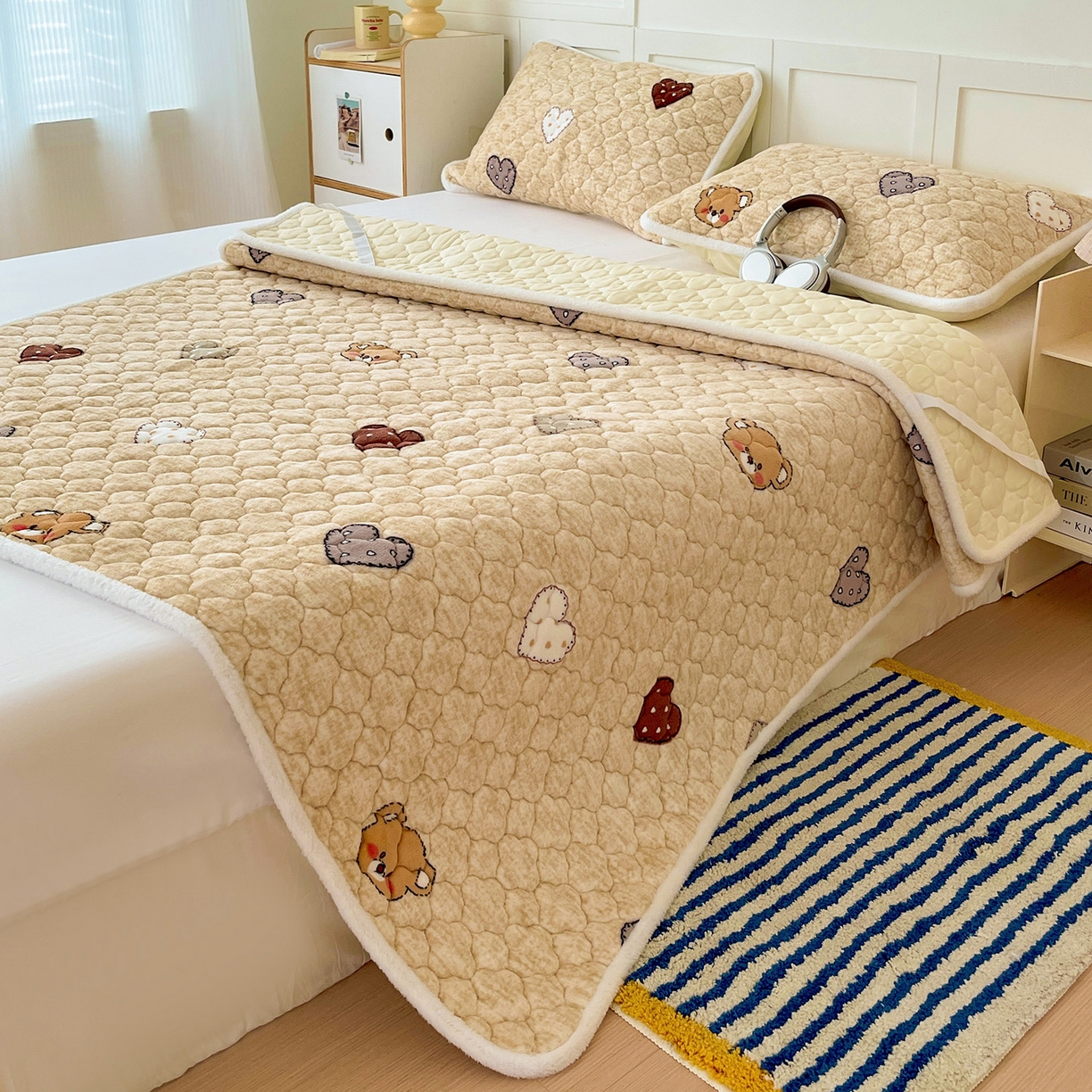 91家纺网 家纺一手货源 找家纺 富馨莱 2025新款牛奶绒夹棉床垫床盖支持一件定制 脏脏熊