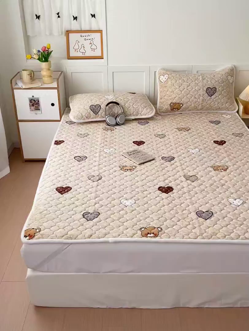 91家纺网 家纺一手货源 找家纺 富馨莱 2025新款牛奶绒夹棉床垫床盖支持一件定制 脏脏熊