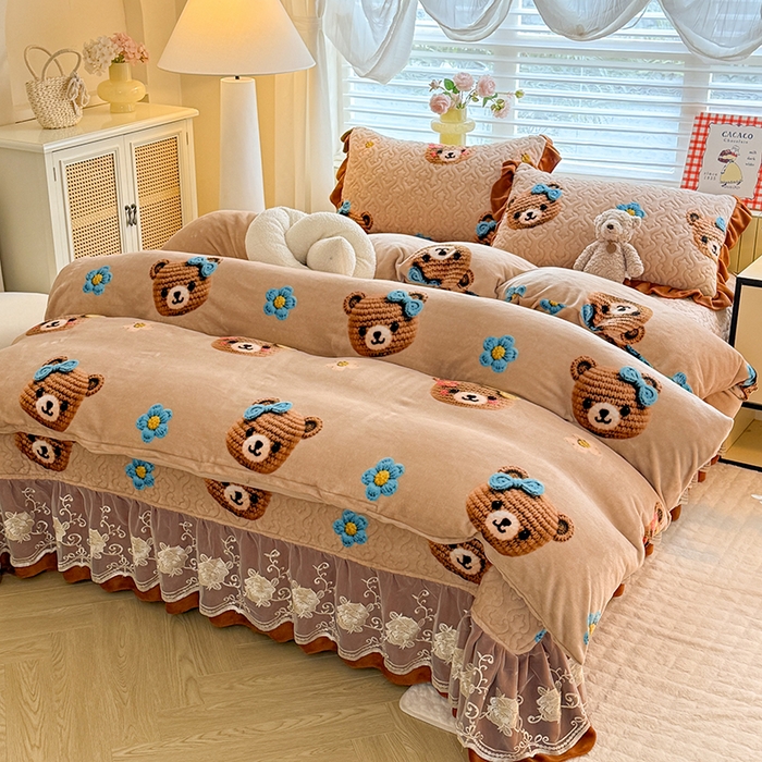 91家纺网 家纺一手货源 找家纺 美达家纺 2025新款卡通牛奶绒印花床盖四件套 针织熊
